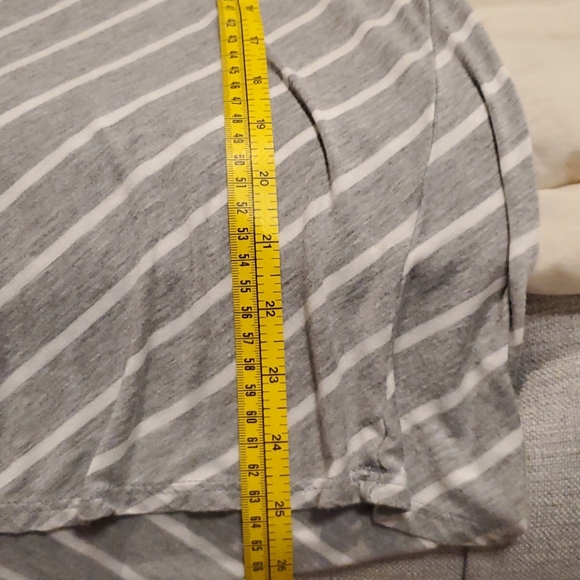 ☀️2/$15Like new! Rae Node top - Picture 6 of 6